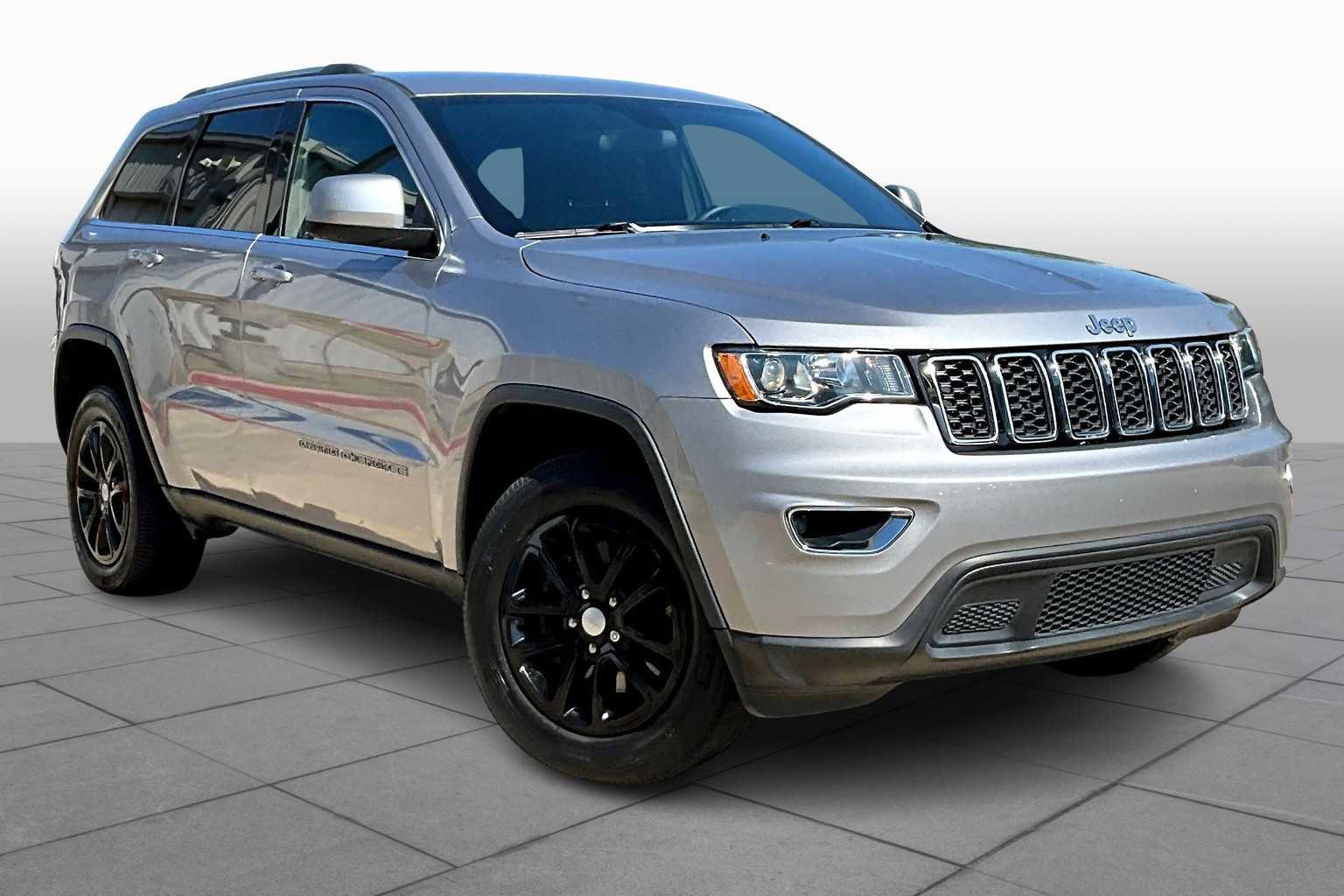 Used 2021 Jeep Grand Cherokee Laredo image 2