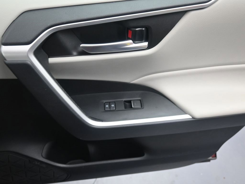 Used 2023 Toyota RAV4 XLE Premium image 17