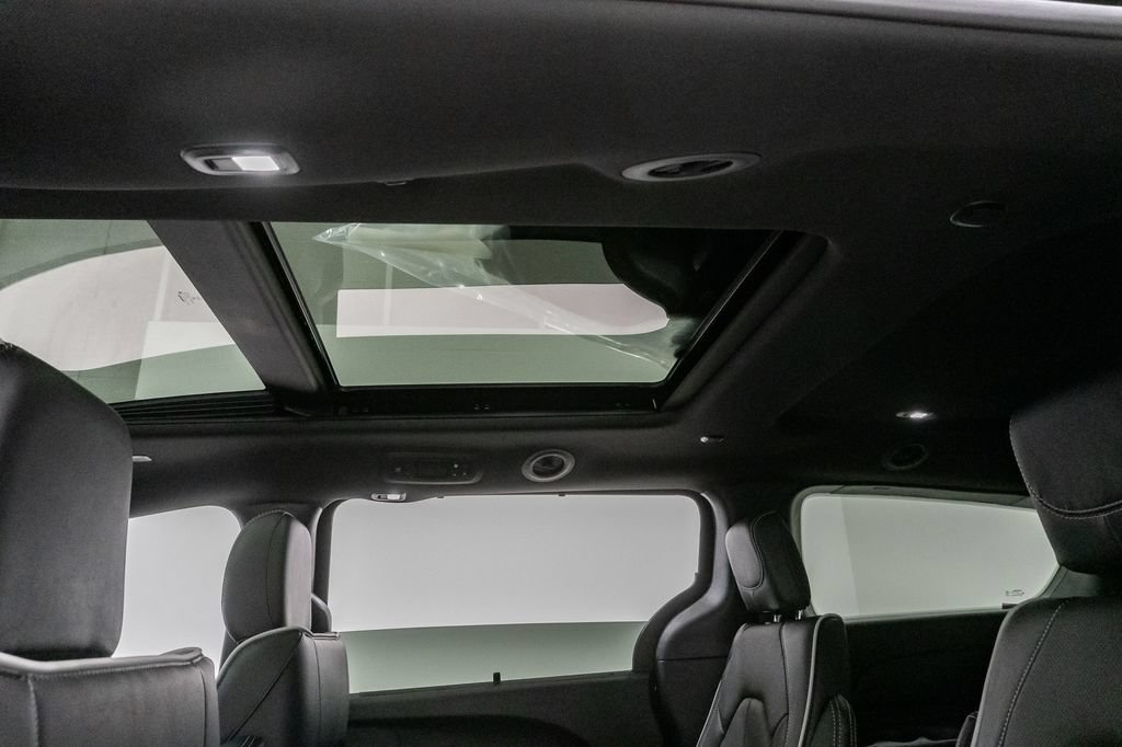 New 2027 Chrysler Pacifica Limited FWD image 9