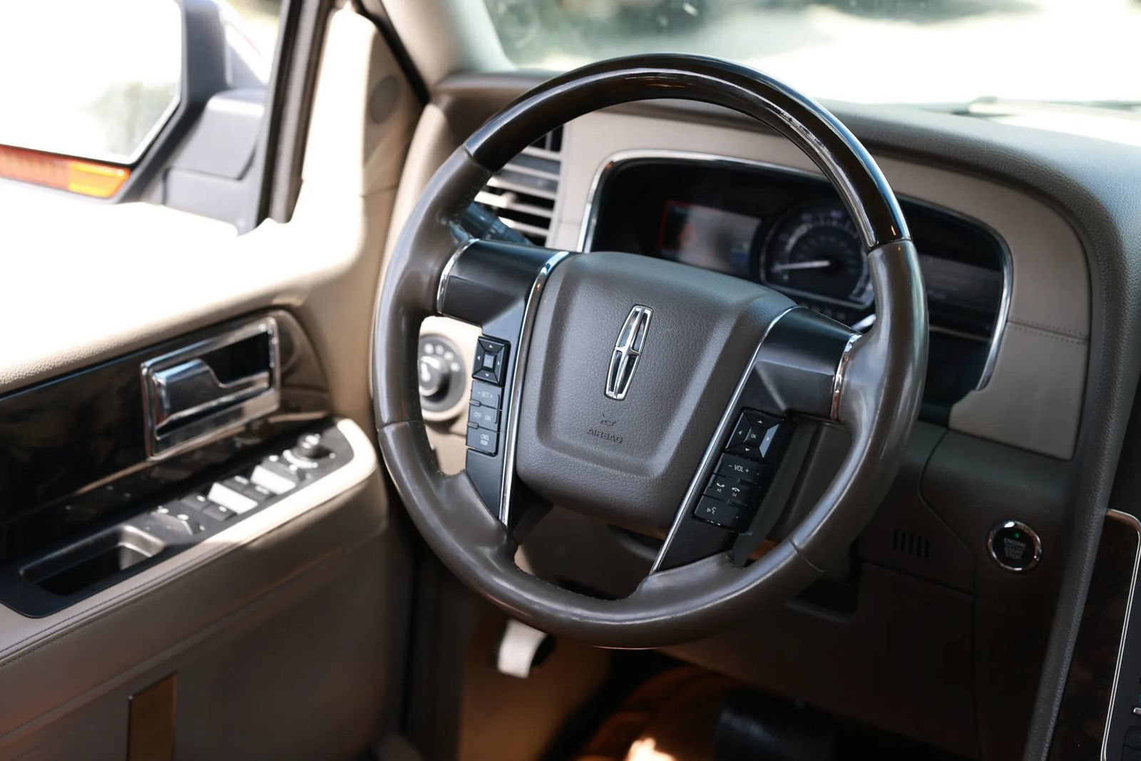 Used 2015 Lincoln Navigator L 2WD image 31