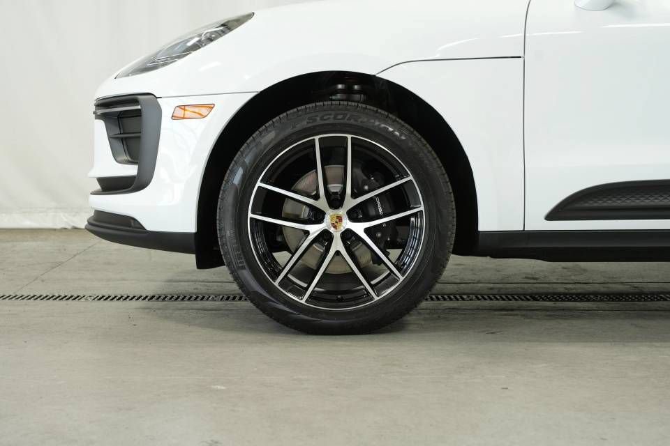 Certified 2025 Porsche Macan AWD/4WD image 42