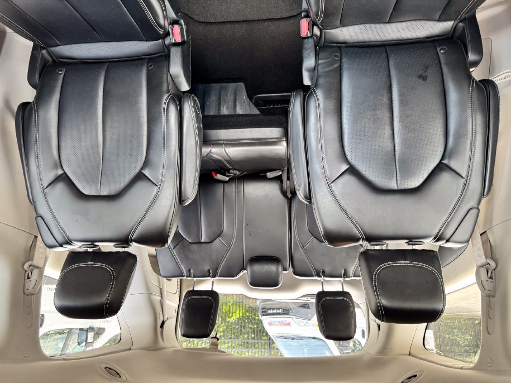 Used 2023 Chrysler Pacifica Touring-L FWD image 15