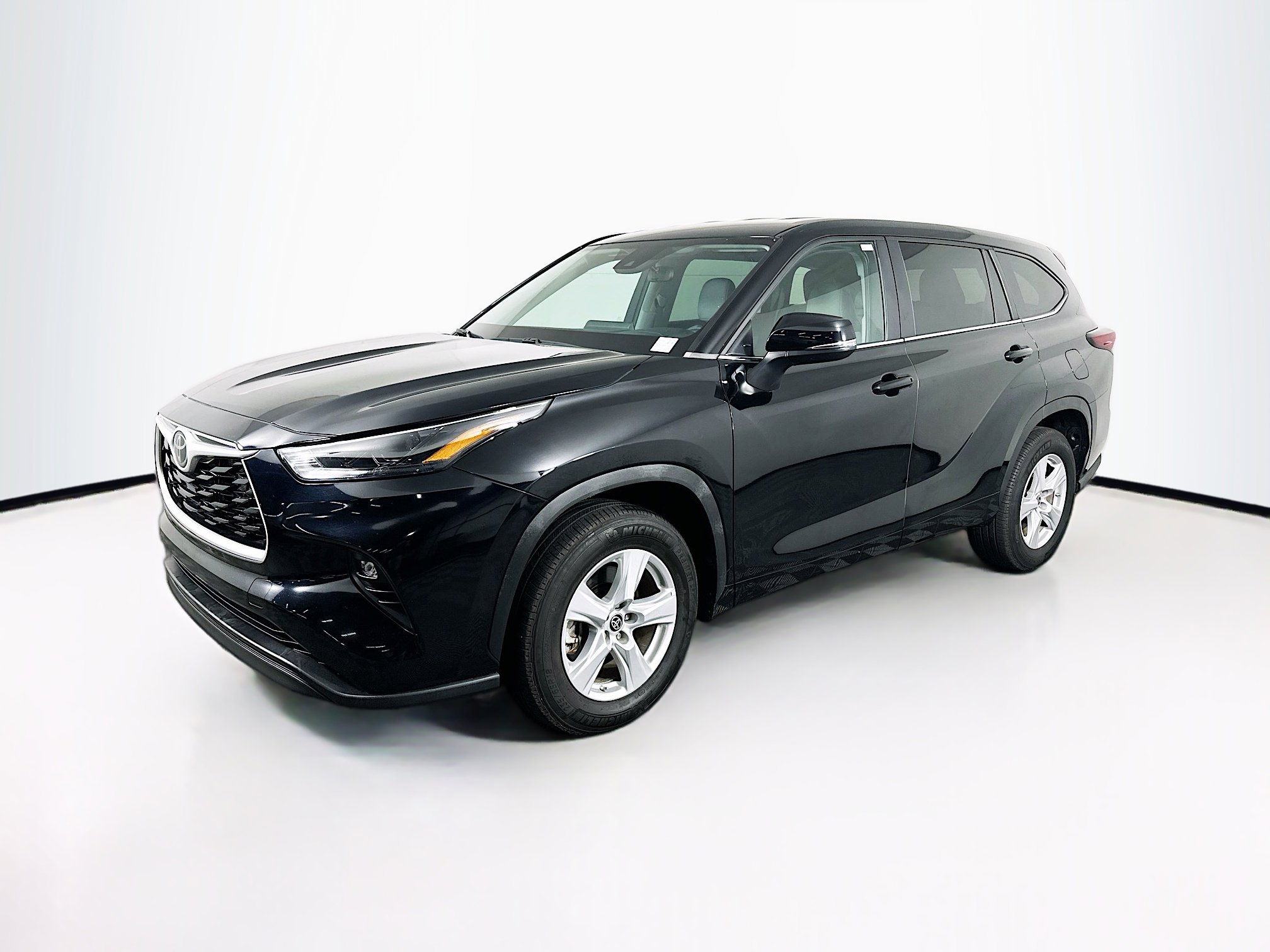 Used 2024 Toyota Highlander LE image 3