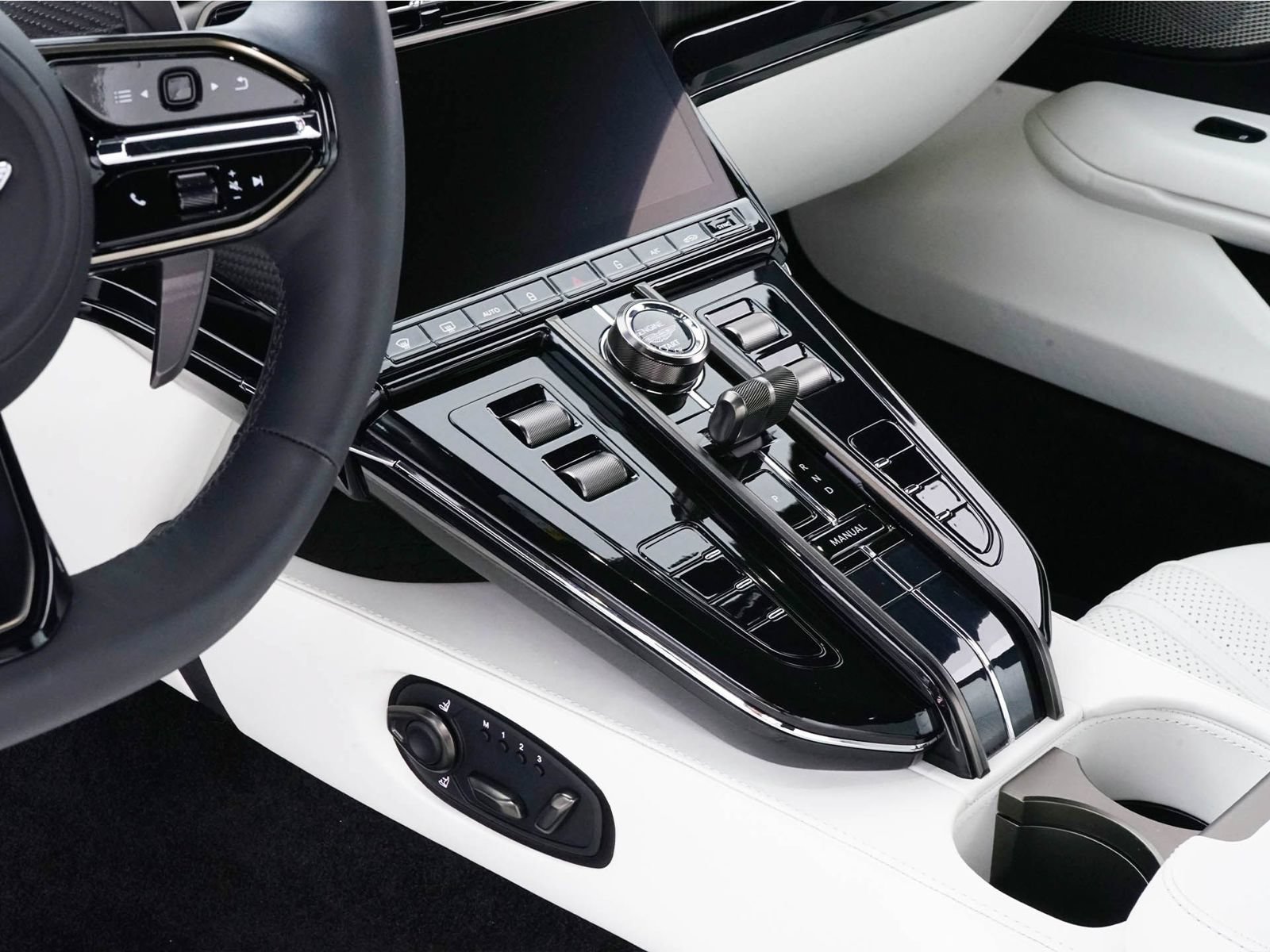 Used 2025 Aston Martin V8 Vantage Coupe RWD image 26