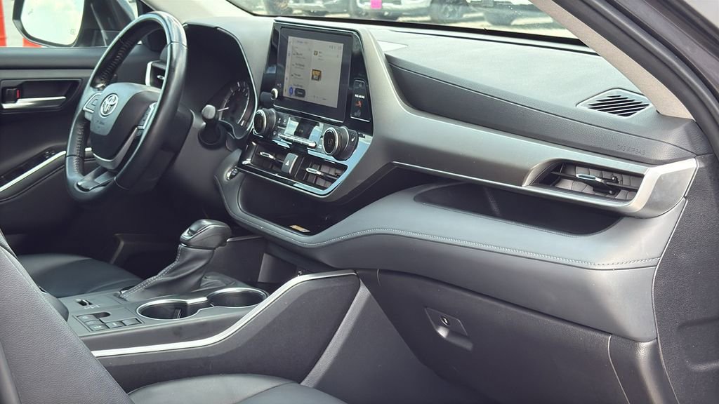 Used 2023 Toyota Highlander XLE image 28