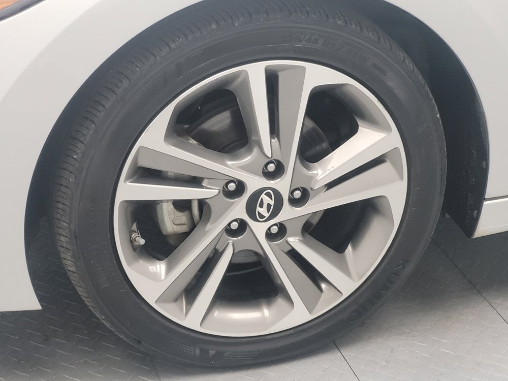 Used 2017 Hyundai Elantra Limited image 31