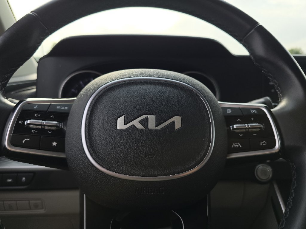 Used 2022 Kia Carnival LX FWD image 29