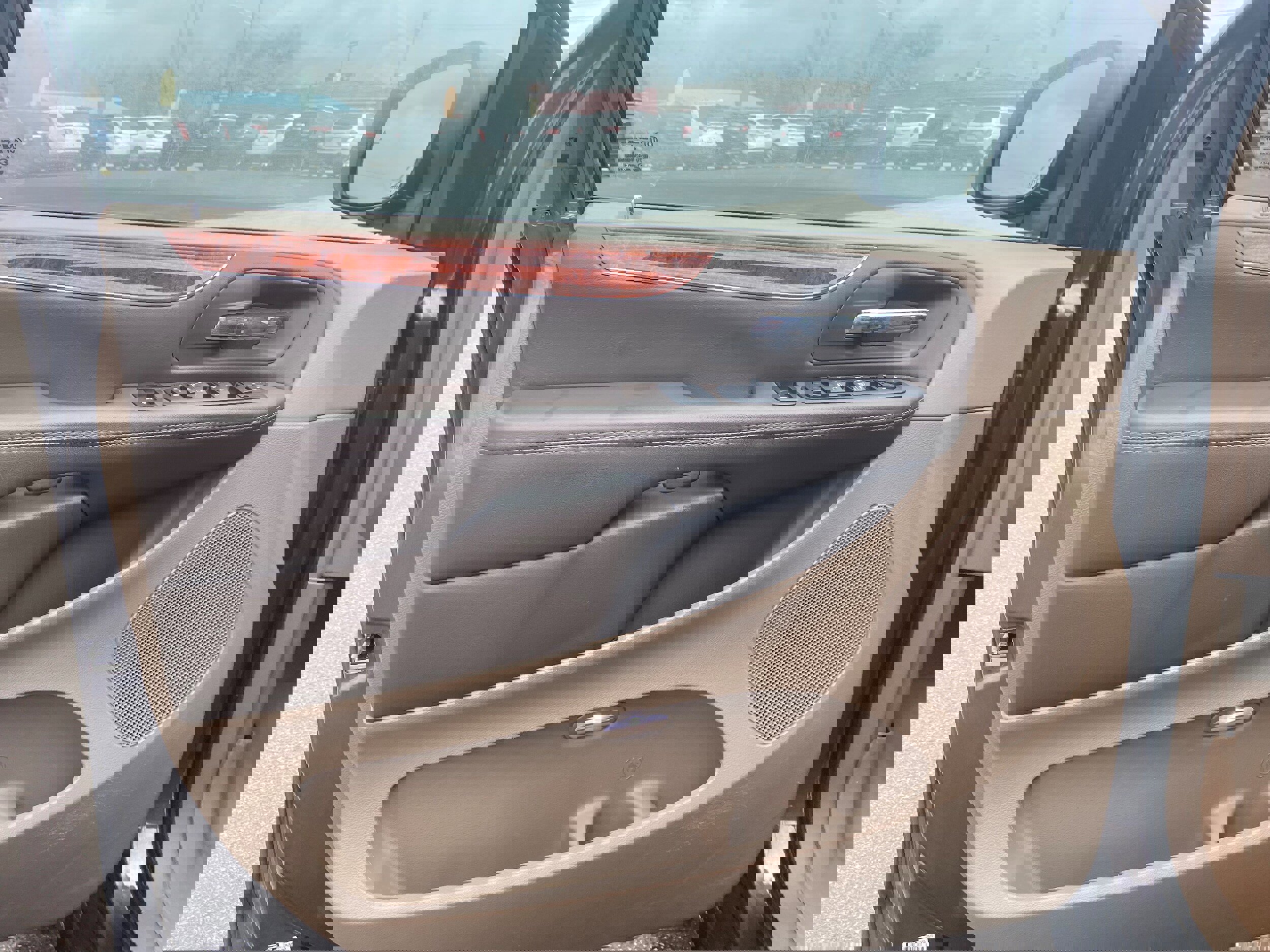 Used 2014 Chrysler Town & Country Touring image 10