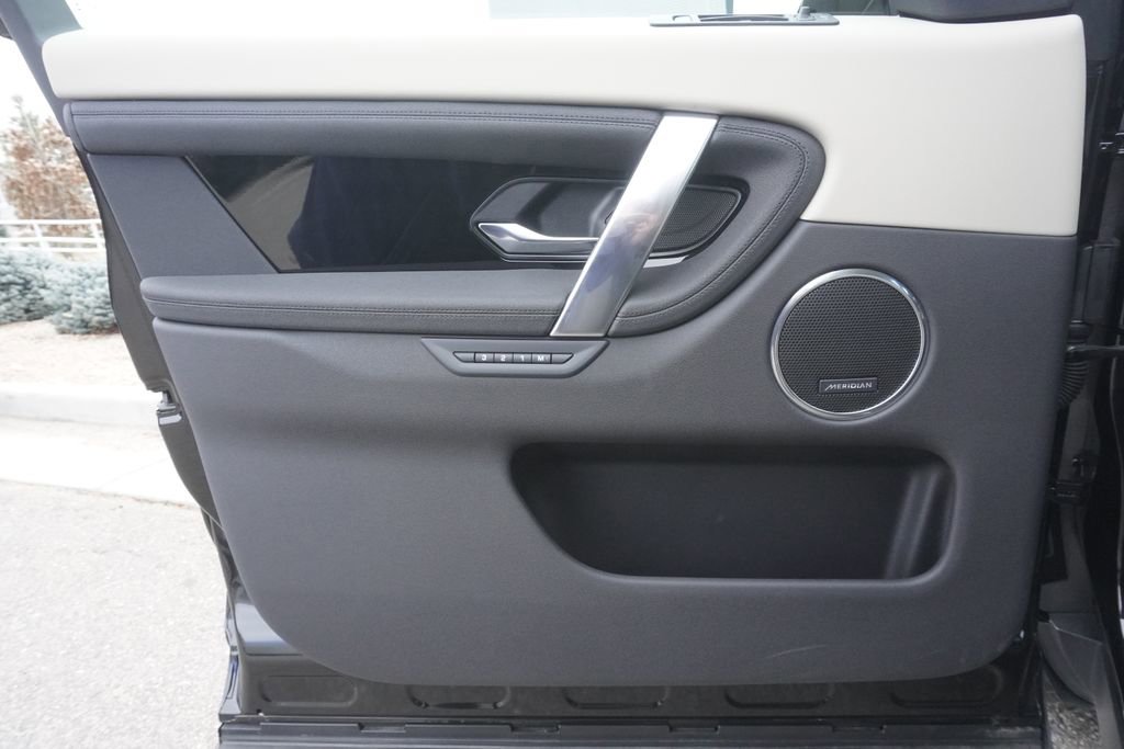 Used 2025 Land Rover Discovery Sport S image 17