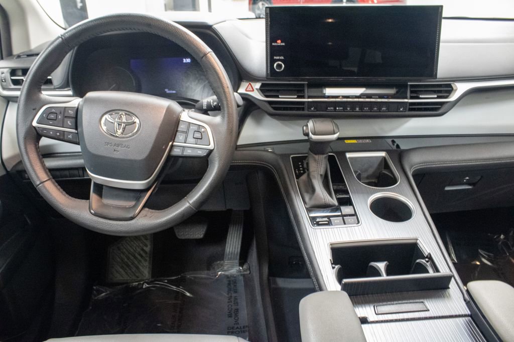 Used 2025 Toyota Sienna XLE image 14