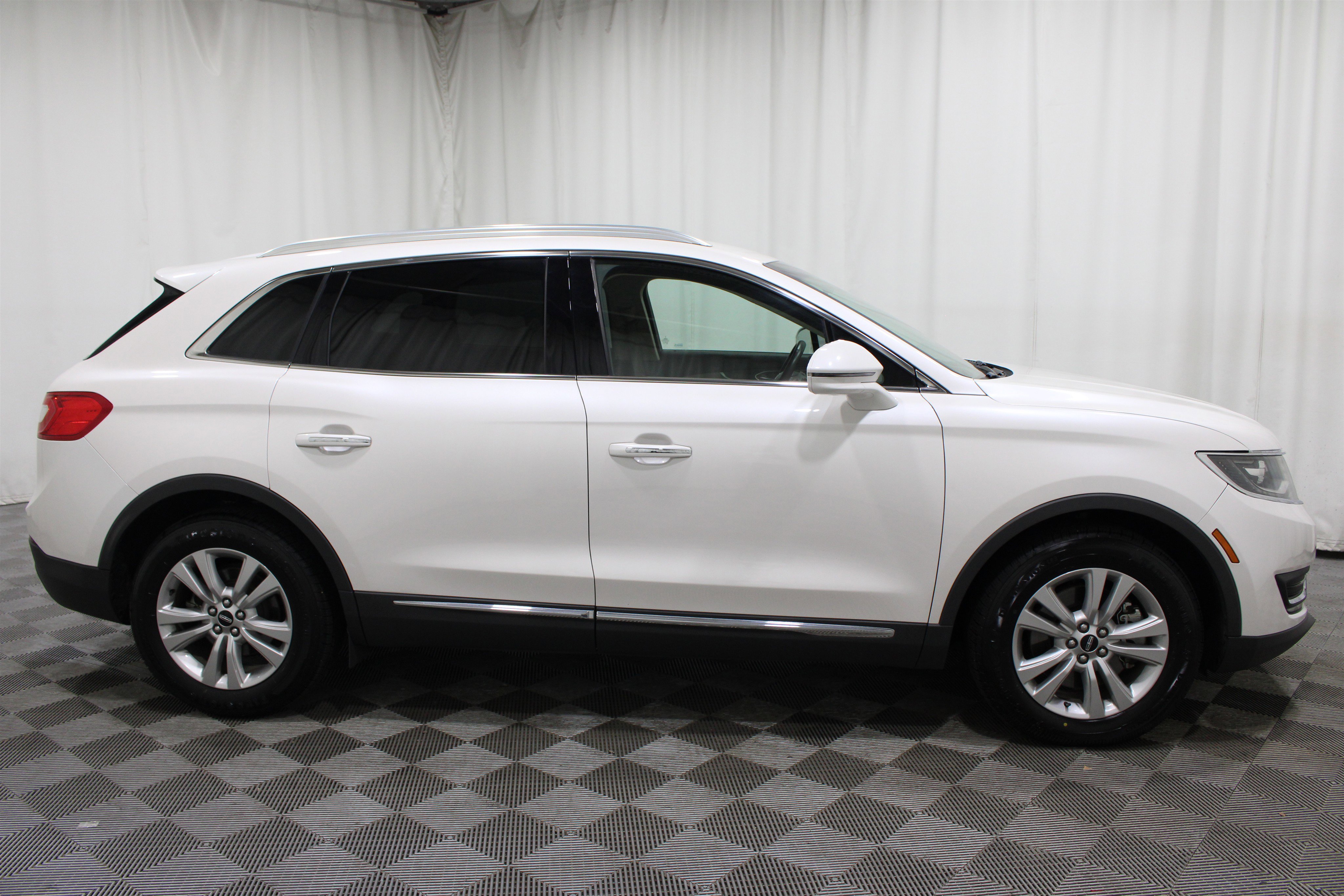 Used 2017 Lincoln MKX Select w/ Select Plus Package image 31