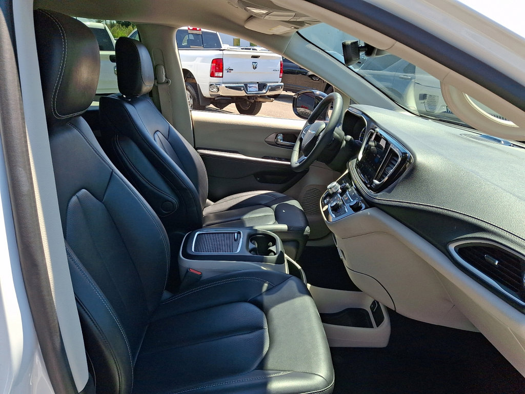 Used 2024 Chrysler Pacifica Limited FWD image 12