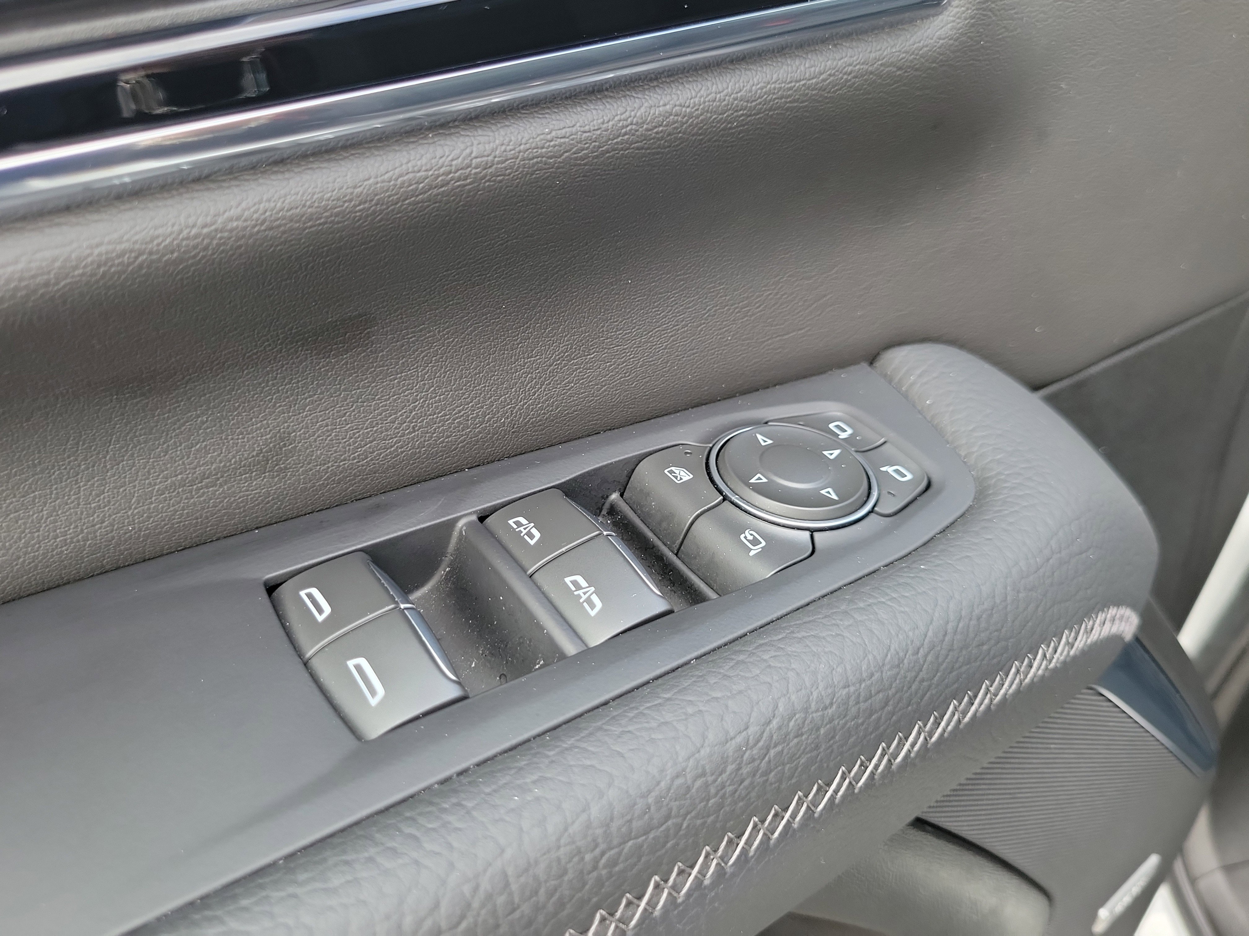 Used 2025 GMC Yukon XL Denali AWD/4WD image 26