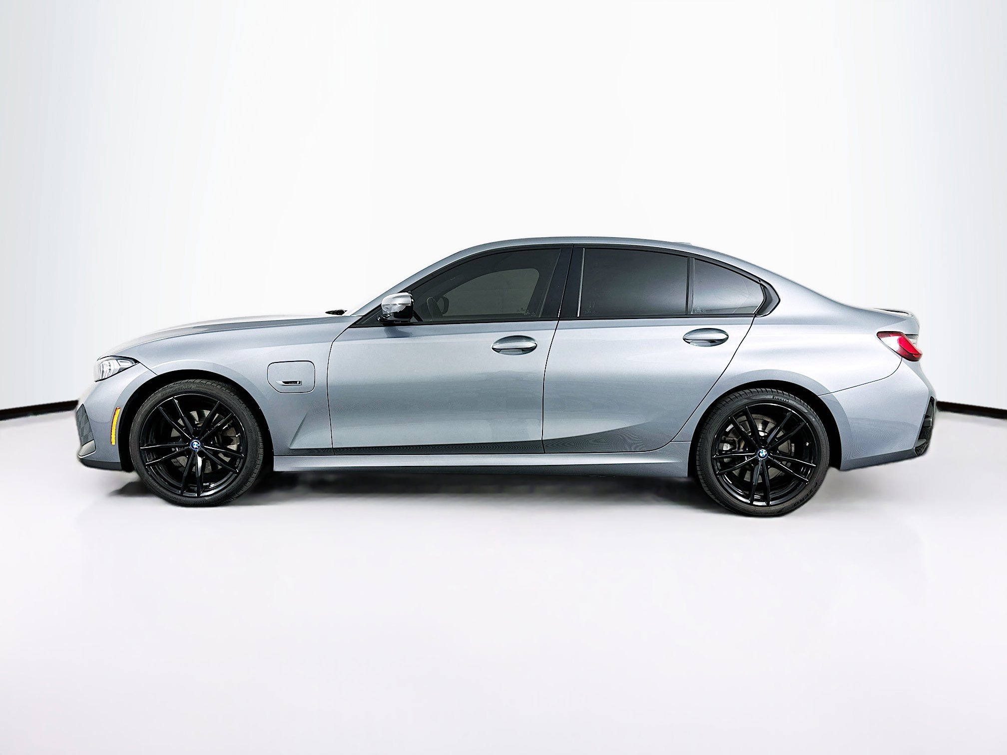 Used 2023 BMW 330e w/ M Sport Package image 4