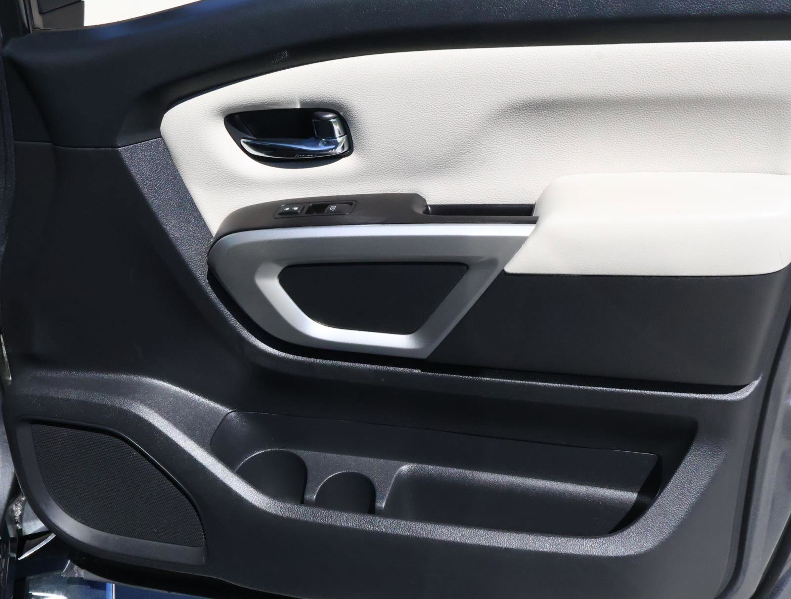 Used 2020 Nissan Titan SV w/ SV Convenience Package image 15