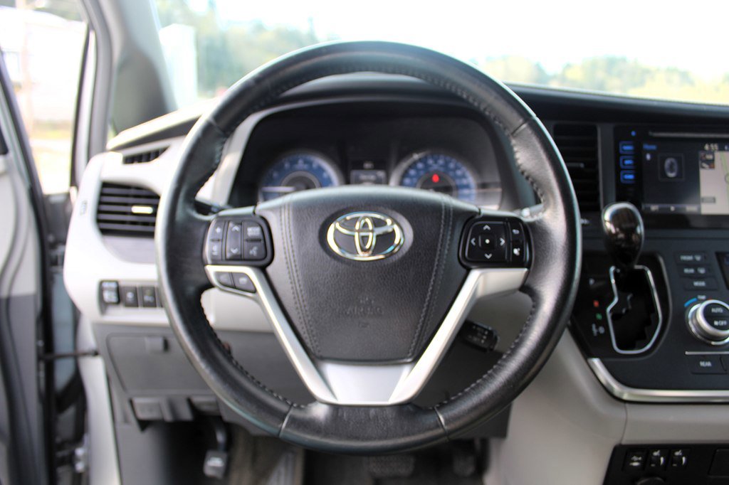 Used 2015 Toyota Sienna XLE Premium AWD/4WD image 12