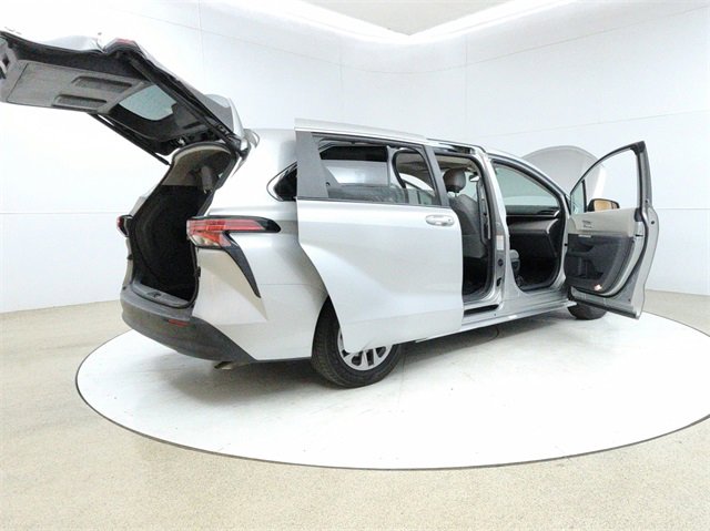 Used 2022 Toyota Sienna XLE image 12