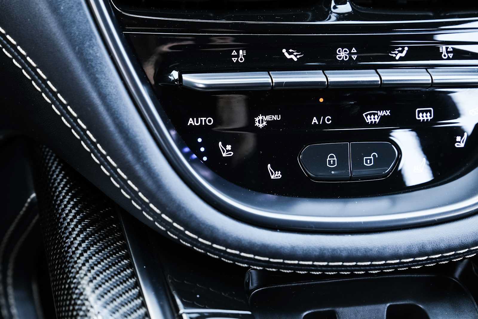 Used 2023 Aston Martin DBX AWD/4WD image 45