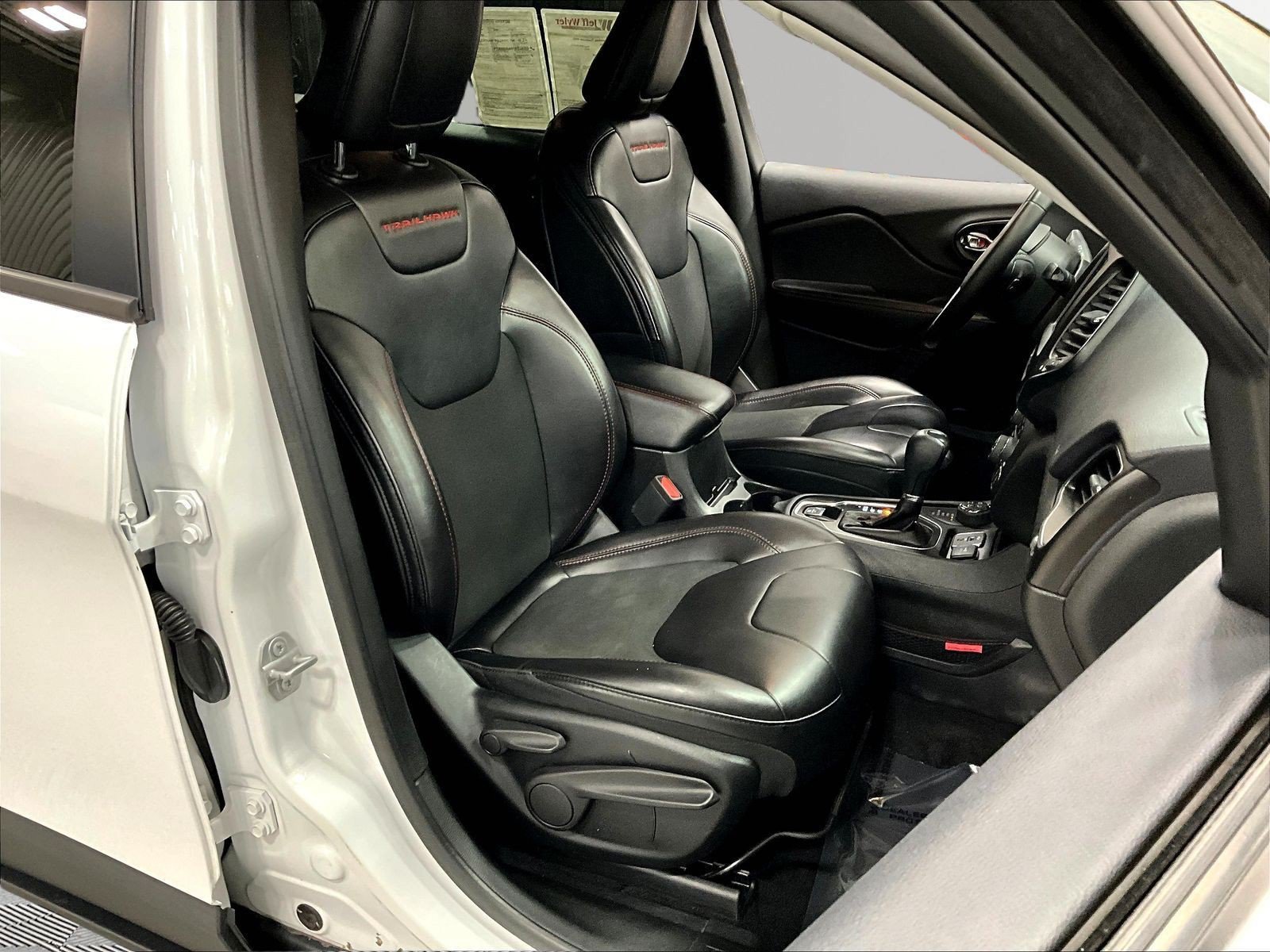 Used 2019 Jeep Cherokee Trailhawk AWD/4WD image 29