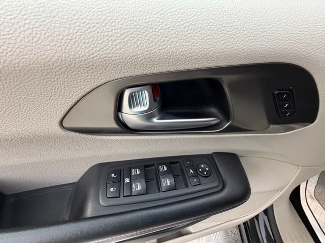 Used 2017 Chrysler Pacifica Limited w/ UConnect Theater Package FWD image 29