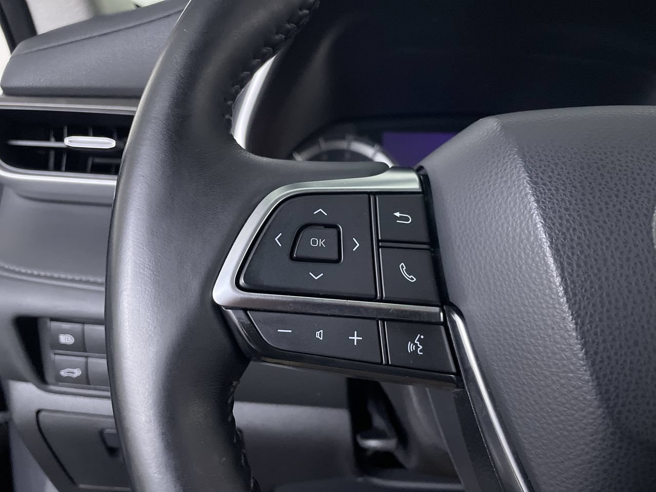 Used 2020 Toyota Highlander XLE AWD/4WD image 27