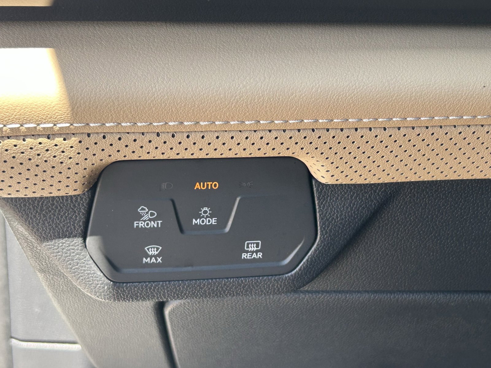 Used 2024 Volkswagen Atlas Cross Sport SE FWD image 30