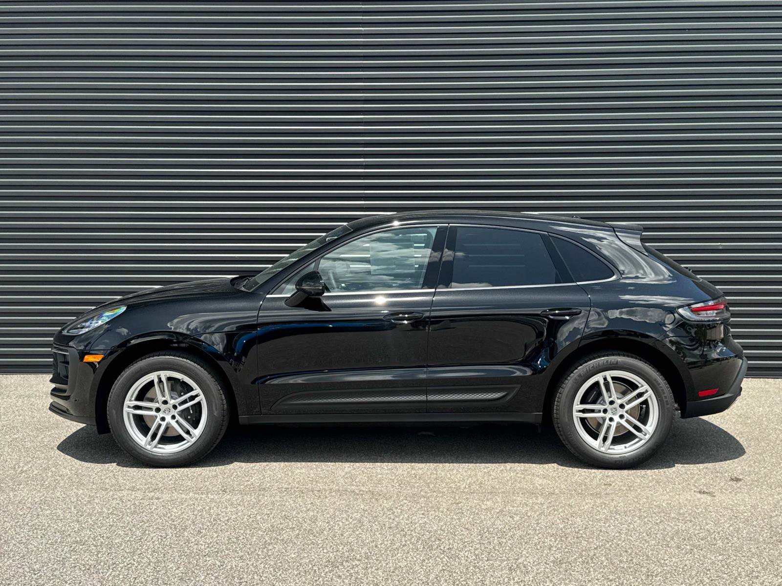 Used 2025 Porsche Macan image 2
