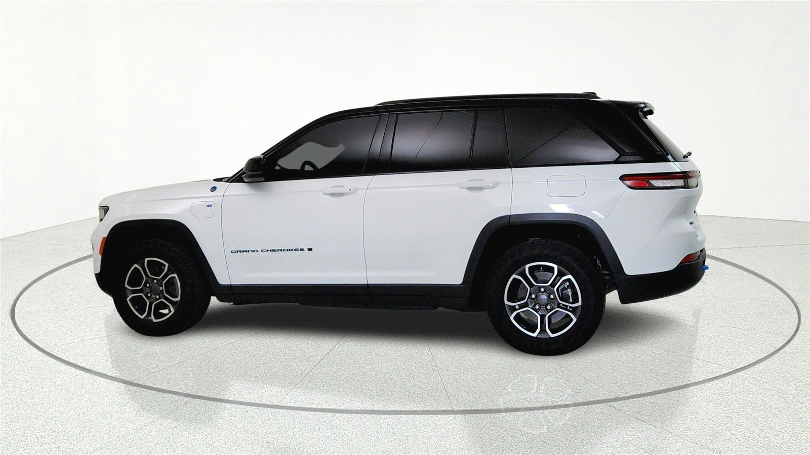 Used 2024 Jeep Grand Cherokee Trailhawk w/ Luxury Tech Group III AWD/4WD image 4