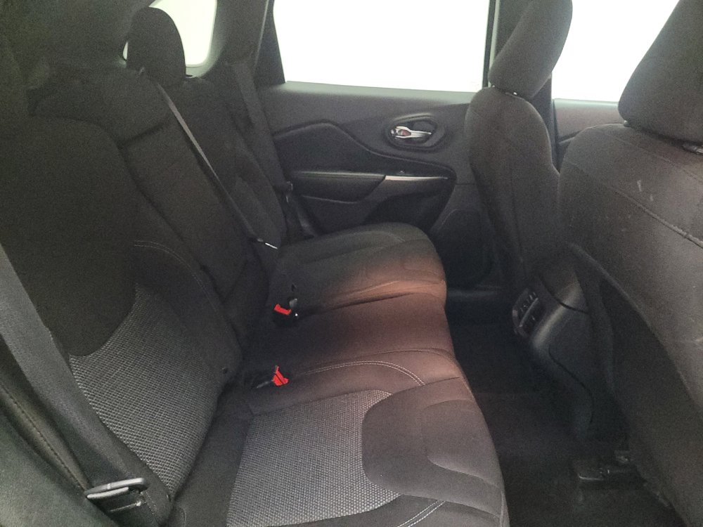 Used 2019 Jeep Cherokee Latitude w/ Popular Appearance Group image 19