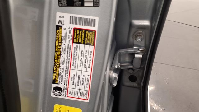 Used 2020 Toyota Highlander XLE image 32