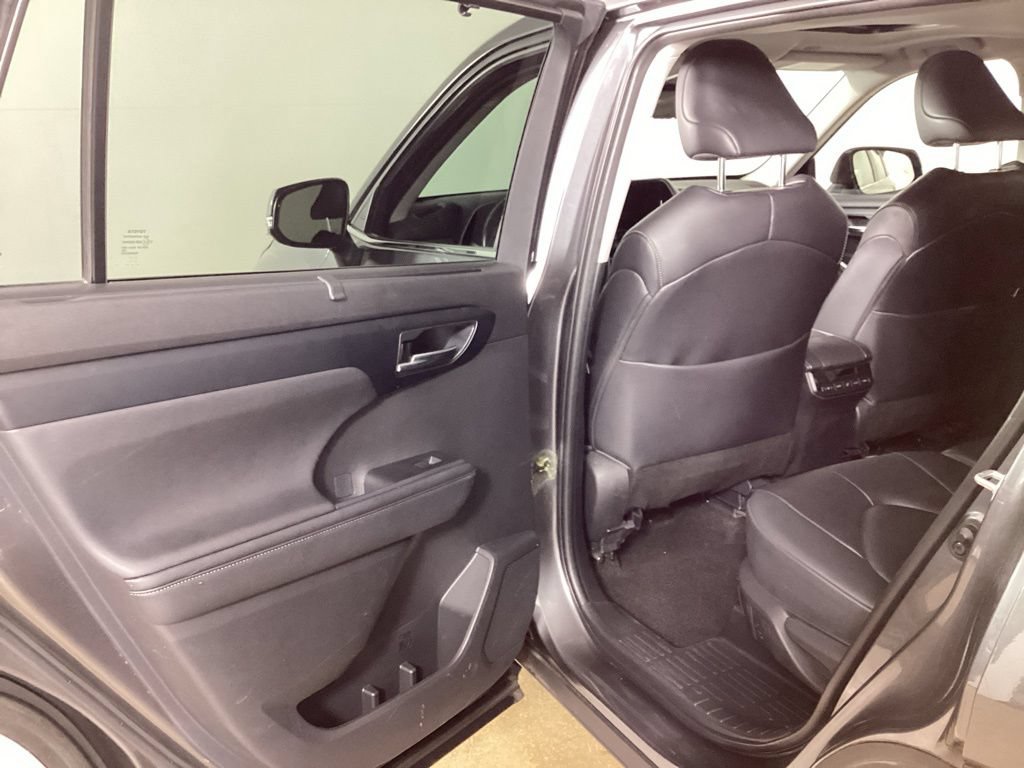 Used 2023 Toyota Highlander XLE AWD/4WD image 28