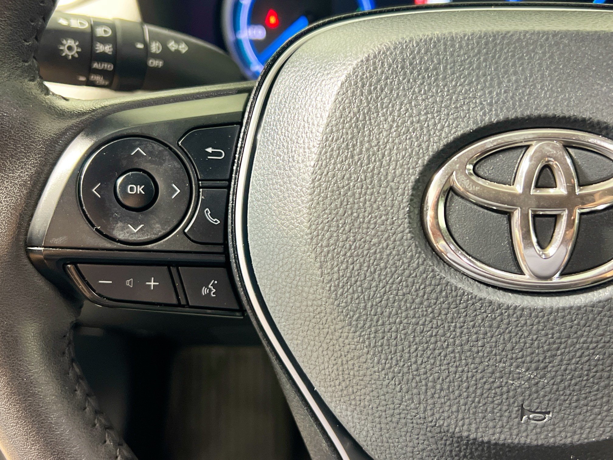 Used 2025 Toyota RAV4 XLE Premium w/ Weather Package AWD/4WD image 18