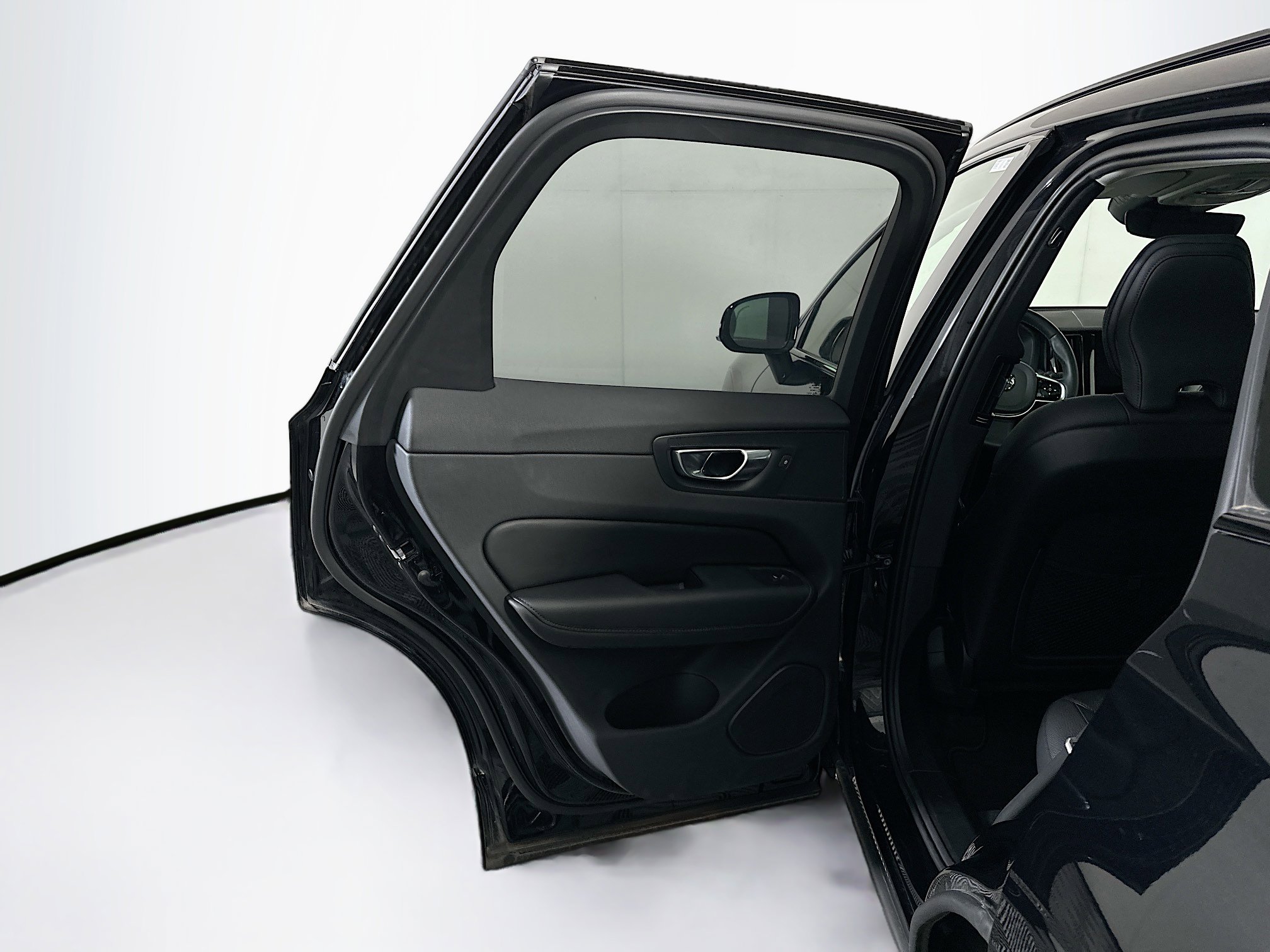 Used 2025 Volvo XC60 B5 Plus image 27