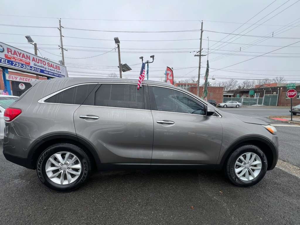 Used 2016 Kia Sorento LX w/ LX Convenience Package image 12