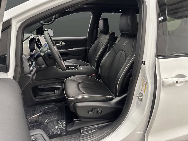 Used 2024 Chrysler Pacifica Limited w/ S Appearance Package image 4