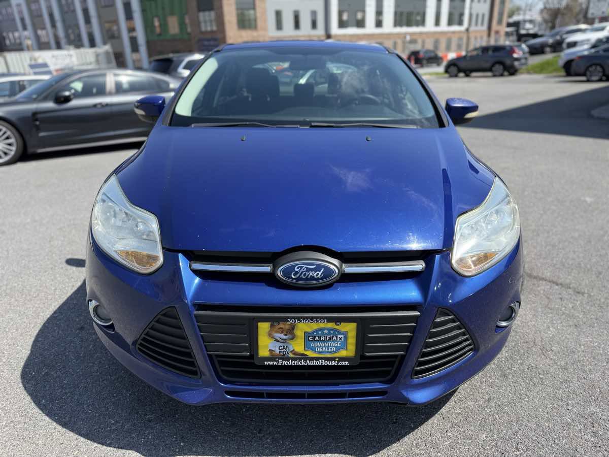 Used 2012 Ford Focus SE w/ SE Winter Pkg image 2