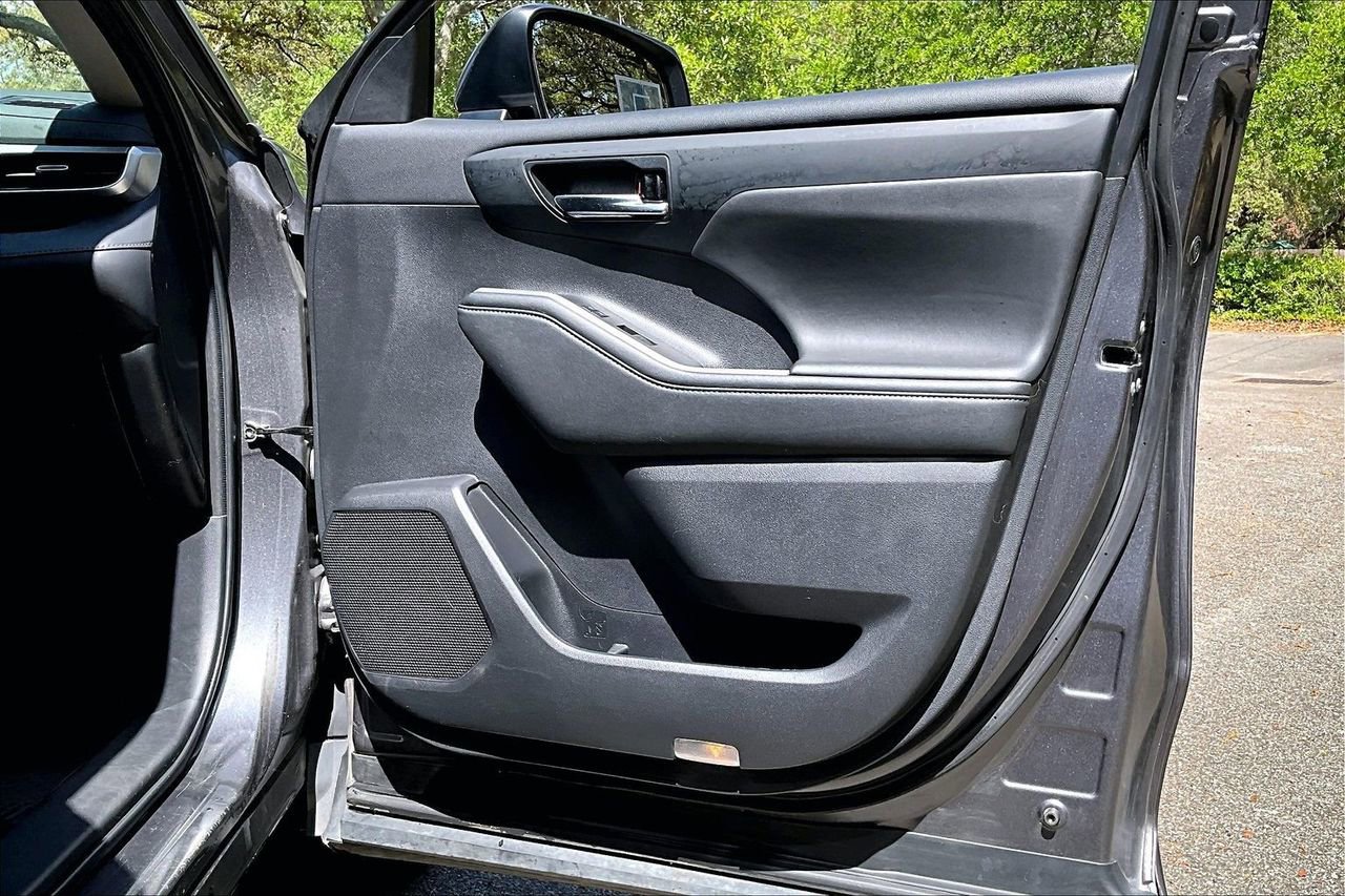 Used 2022 Toyota Highlander XLE image 29