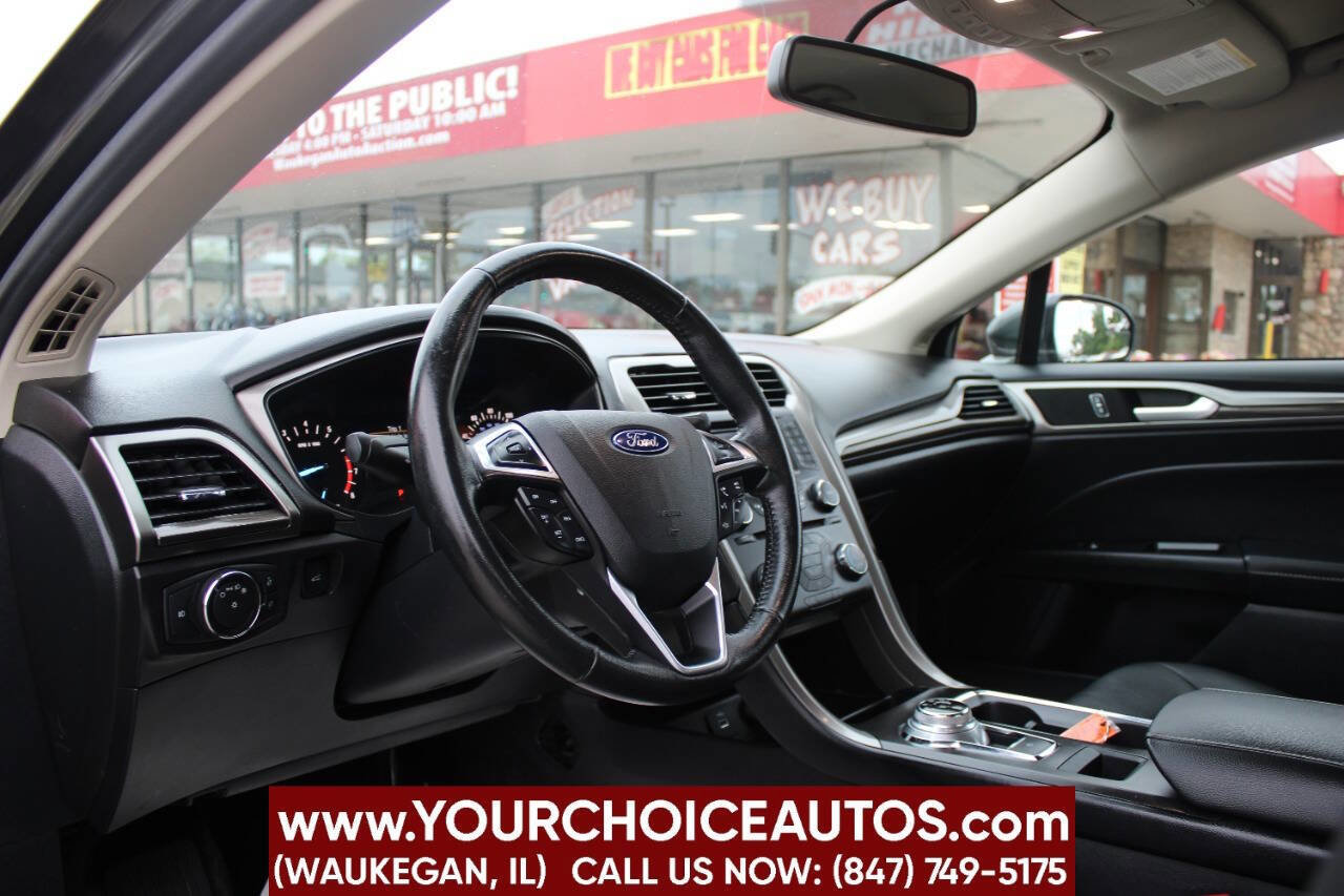 Used 2017 Ford Fusion SE image 10