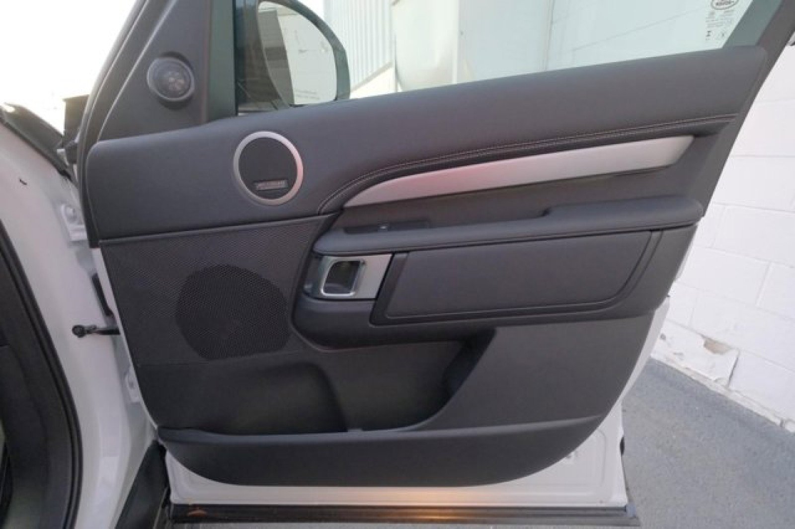 New 2025 Land Rover Discovery Dynamic SE image 18