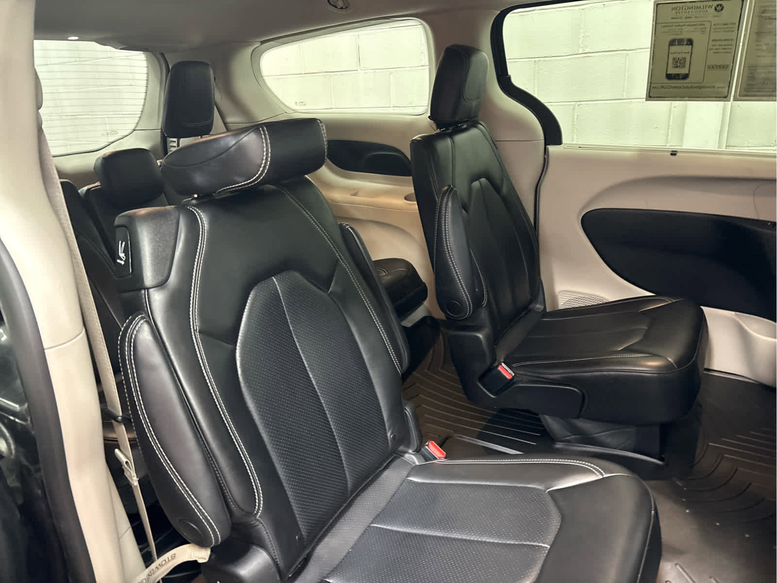 Used 2023 Chrysler Pacifica Touring-L image 23