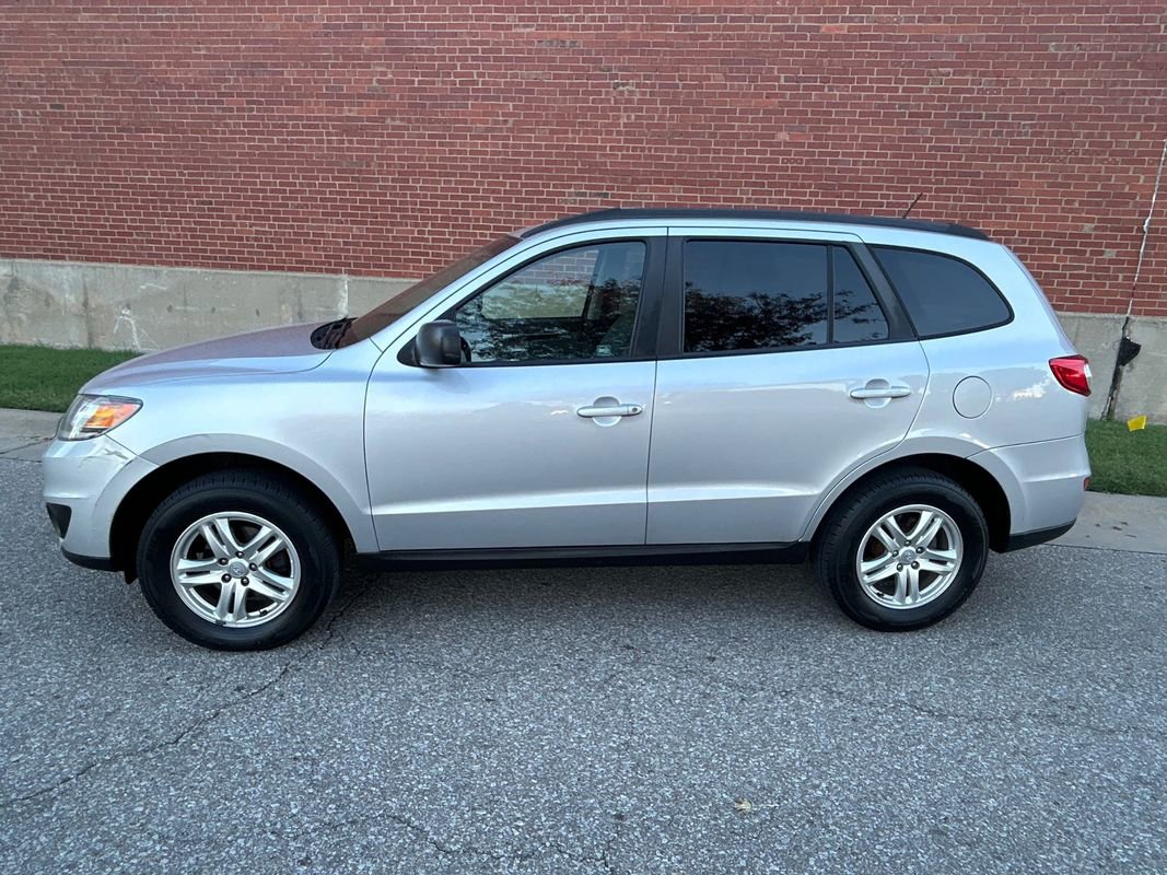 Used 2012 Hyundai Santa Fe GLS image 2