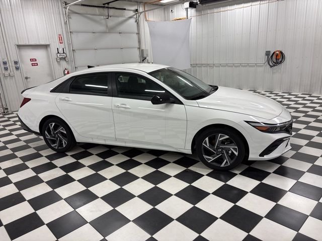 Used 2025 Hyundai Elantra SEL FWD image 2
