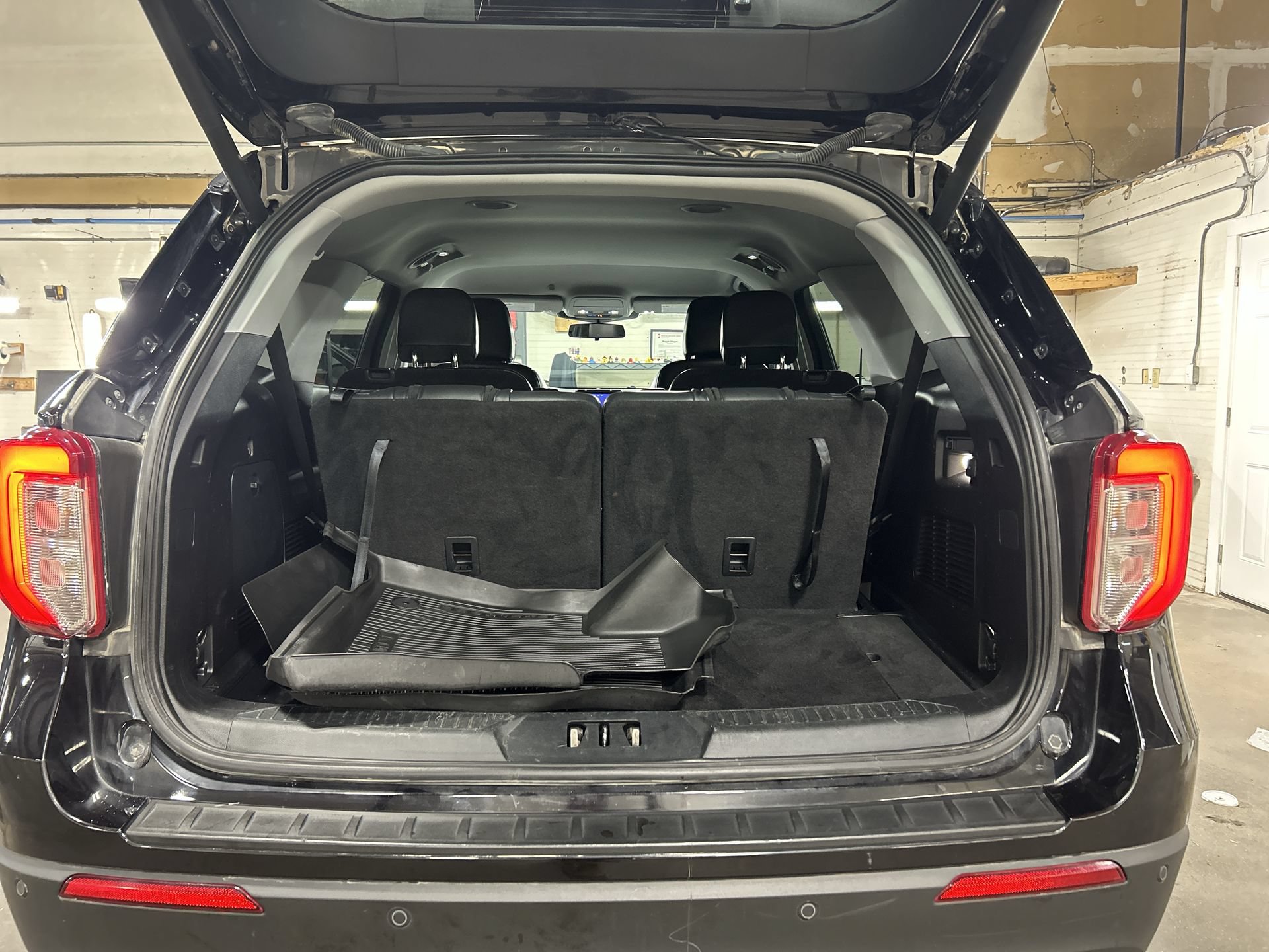 Used 2021 Ford Explorer XLT w/ Equipment Group 202A AWD/4WD image 26