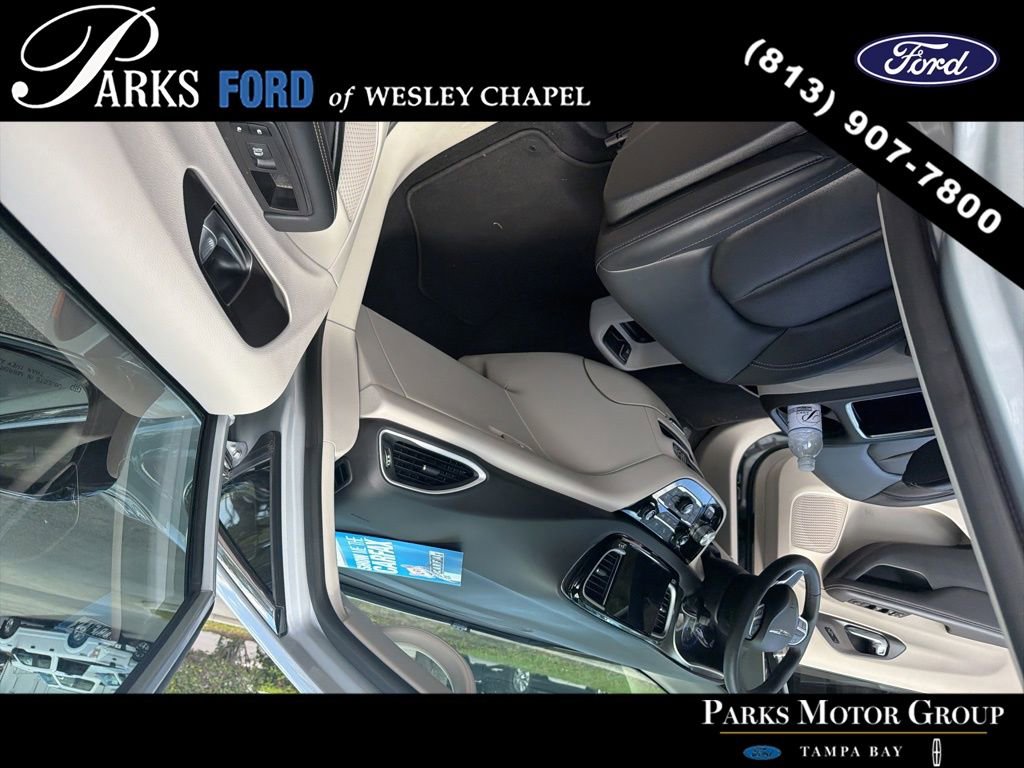 Used 2024 Chrysler Pacifica Touring-L image 15