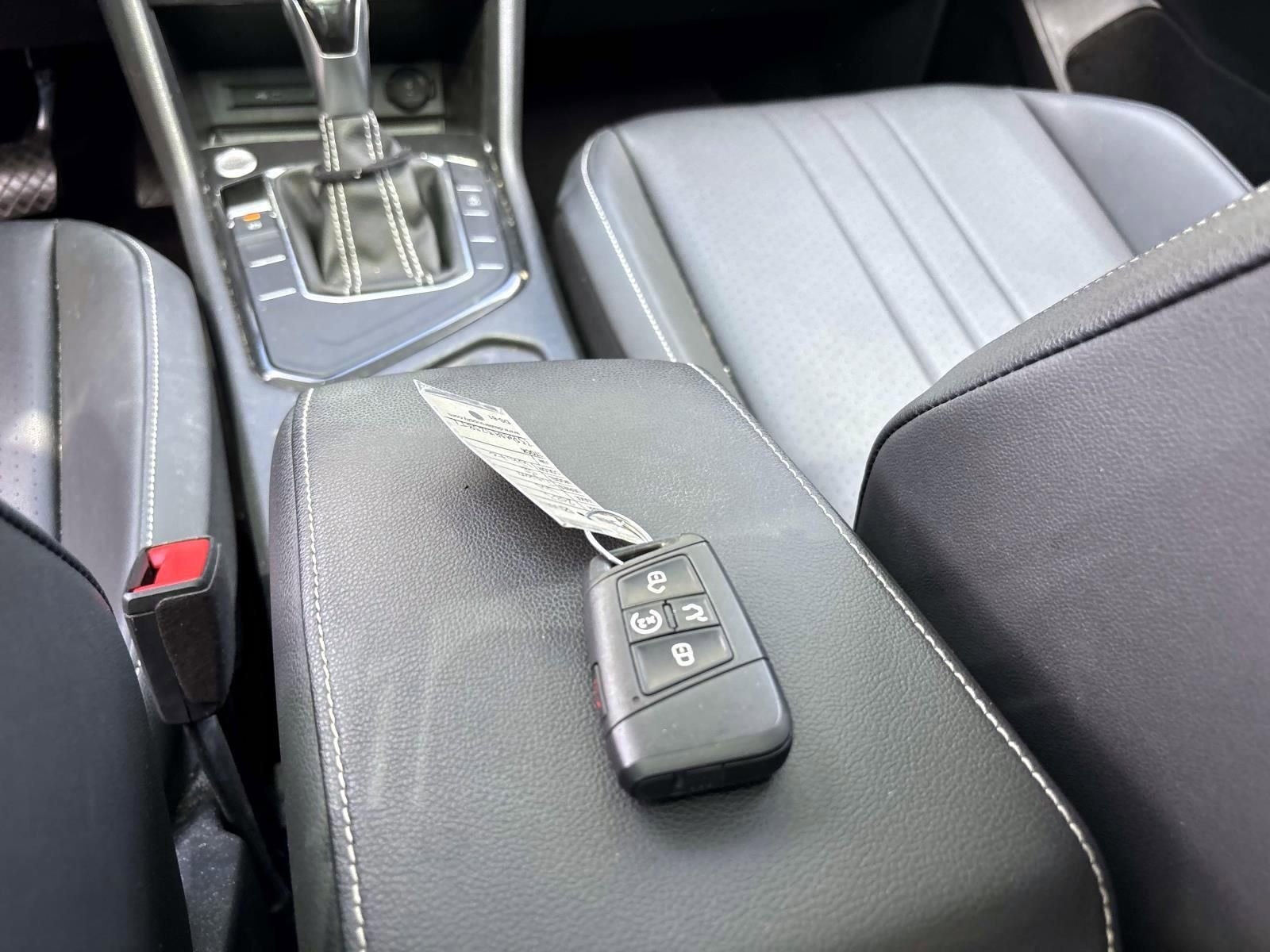 Used 2023 Volkswagen Tiguan SE w/ Panoramic Sunroof Package FWD image 32