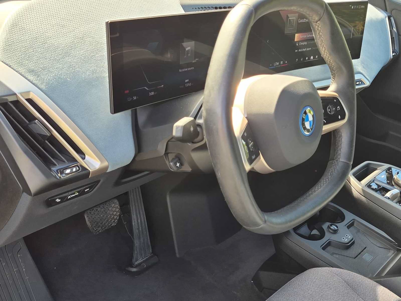 Used 2024 BMW iX xDrive50 w/ Premium Package AWD/4WD image 10