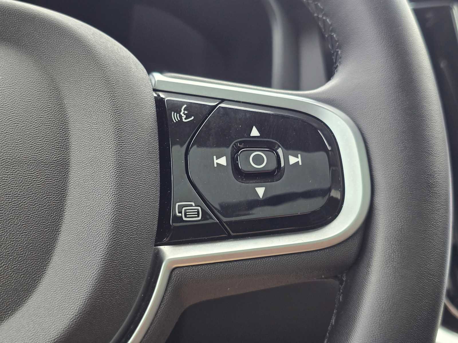 Certified 2025 Volvo V60 B5 Cross Country Plus image 31