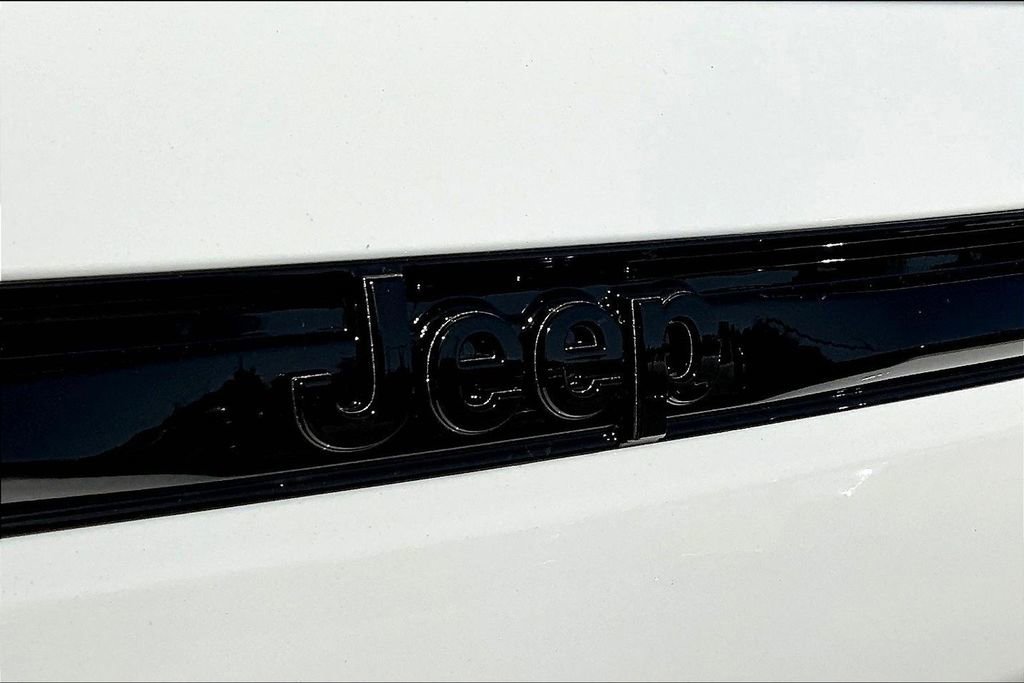 New 2025 Jeep Grand Cherokee Altitude image 12