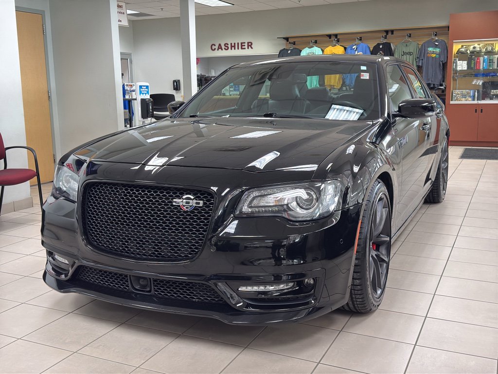 Used 2023 Chrysler 300 C image 2