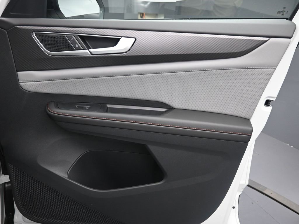 Used 2025 Volkswagen Atlas Peak Edition SE image 30